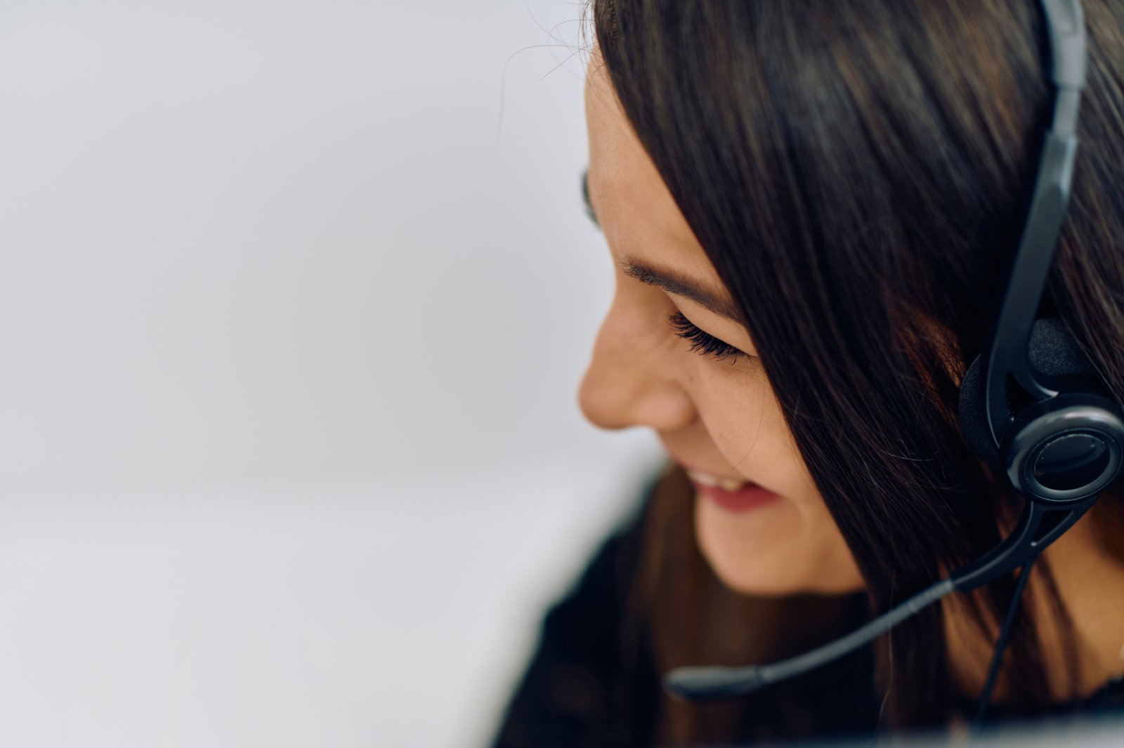 Operatore del servizio clienti con headset: gli agenti AI nel servizio clienti gestiscono le richieste ripetitive