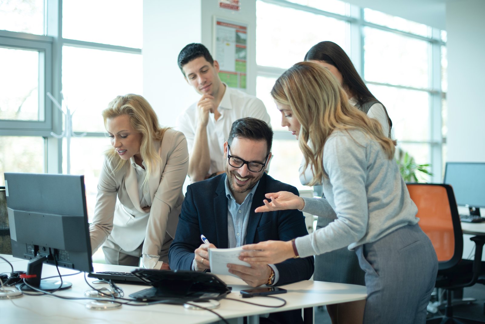 Team con competenze diverse al lavoro insieme, come le cinque Business Unit di Aesir