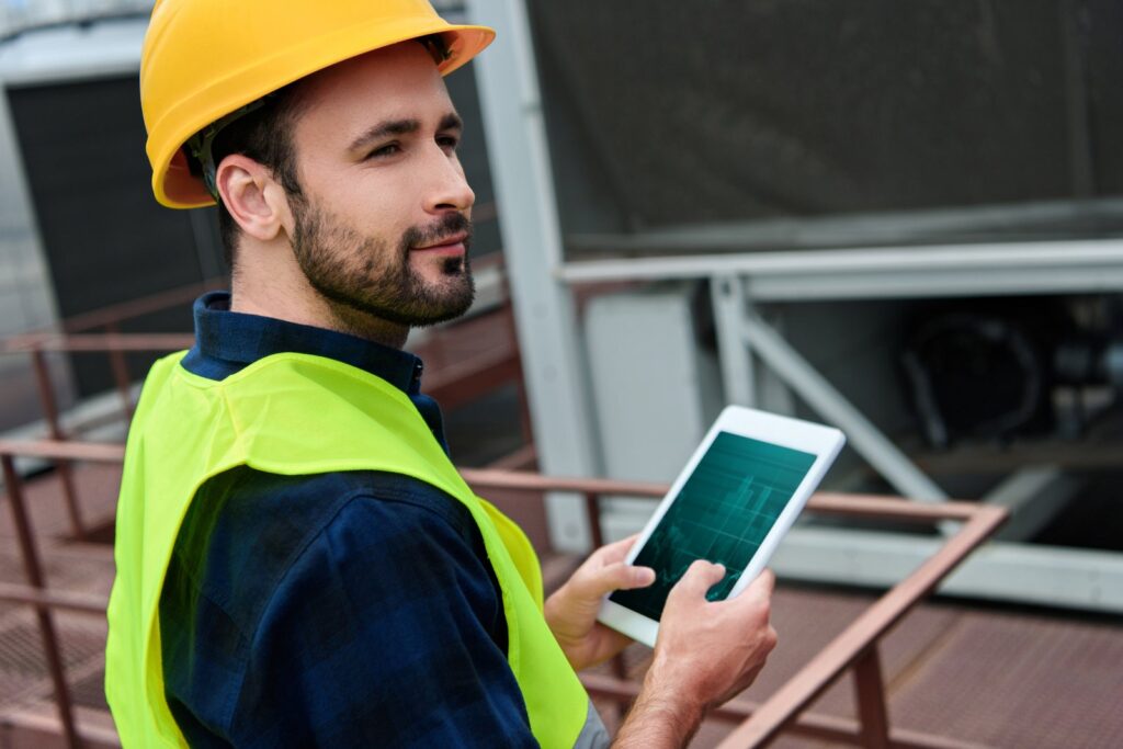 Tecnico in cantiere consulta i dati di commessa su tablet: CRM per aziende di servizi