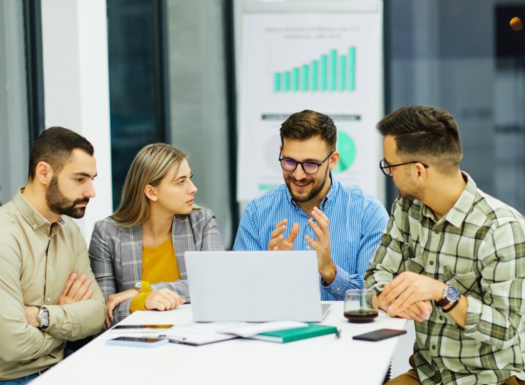 Team commerciale in riunione di revisione pipeline: SugarAI, il CRM con intelligenza artificiale