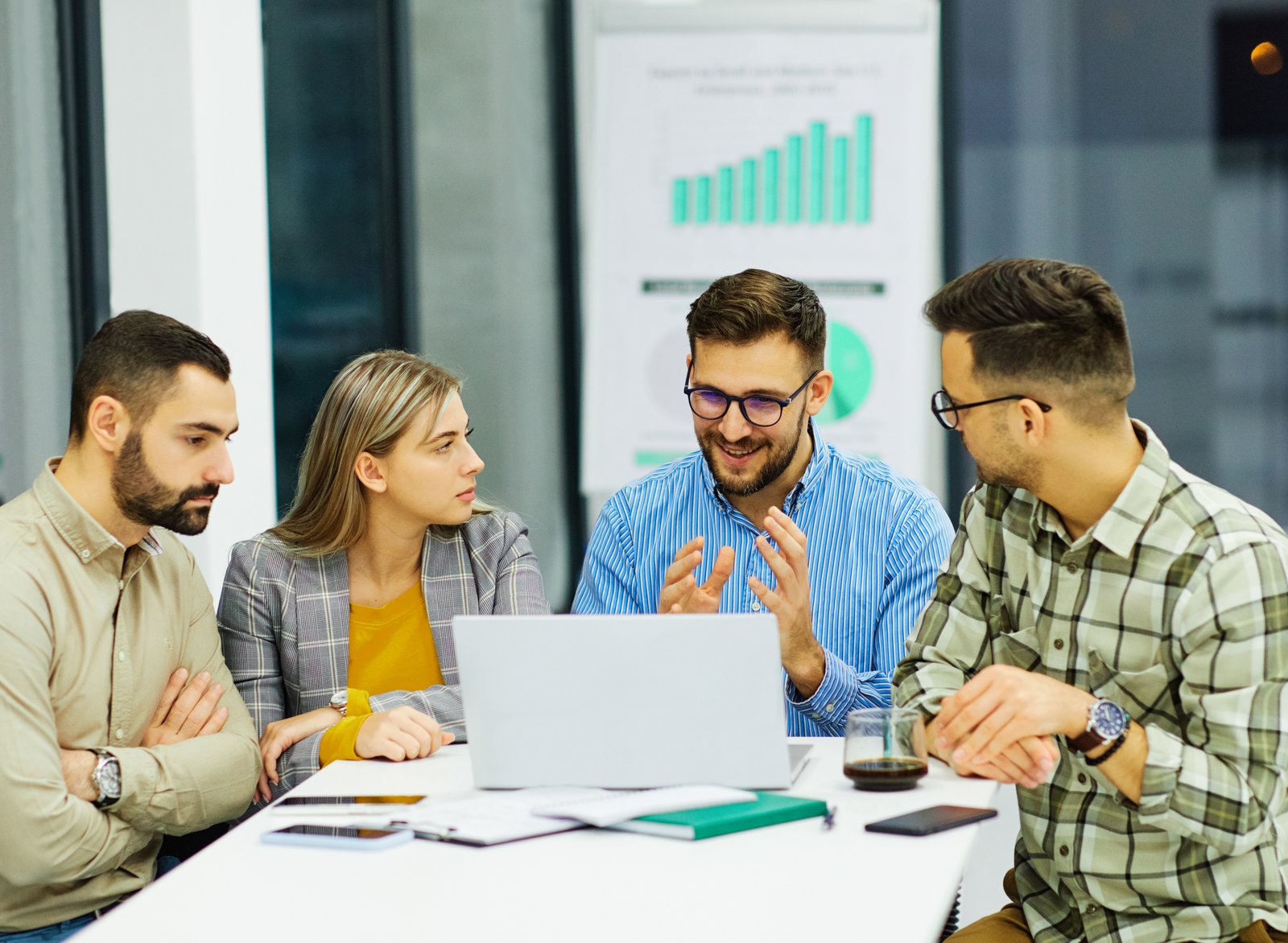 Team commerciale in riunione di revisione pipeline: SugarAI, il CRM con intelligenza artificiale