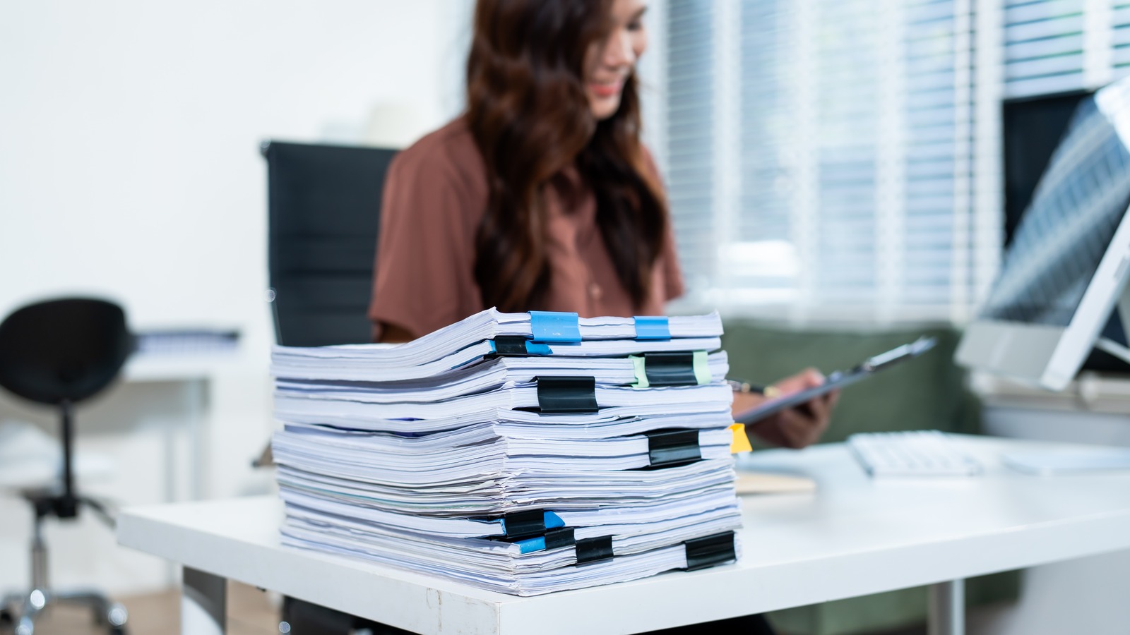 AI sui dati aziendali: una pila di ordini cartacei sulla scrivania di un ufficio commerciale