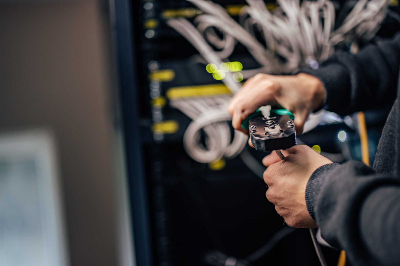 migrazione da VMware: intervento su un cavo nel datacenter
