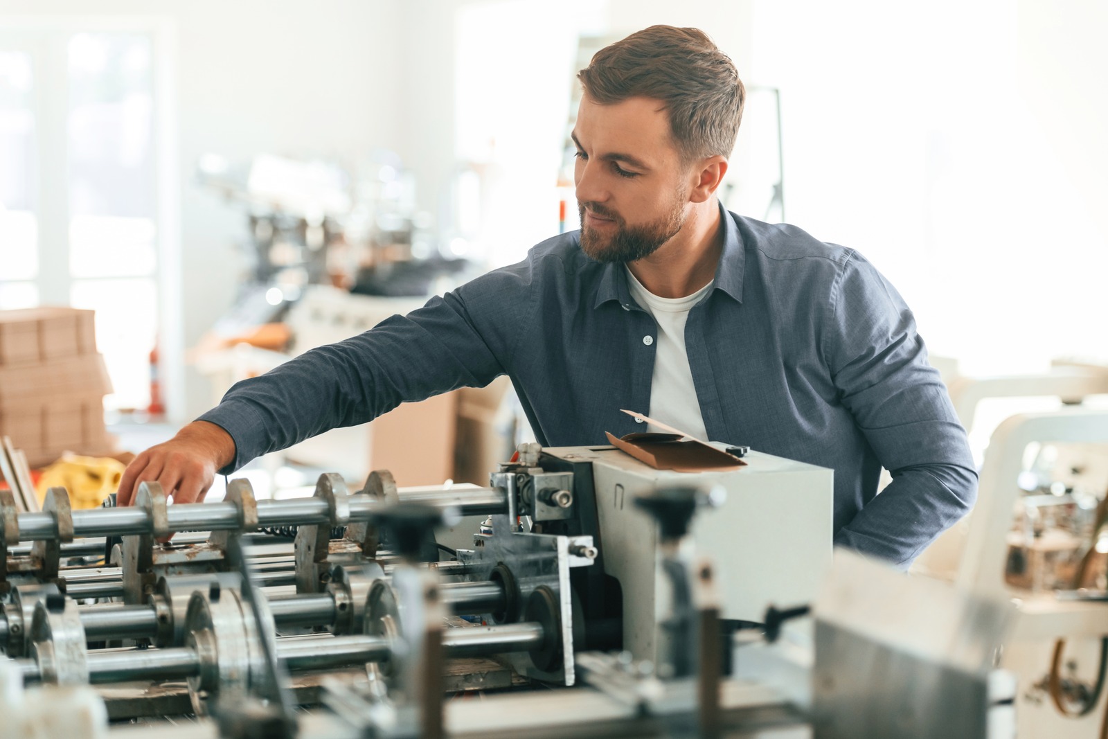 Tax relief on ERP software: an operator checking a production machine on the shop floor